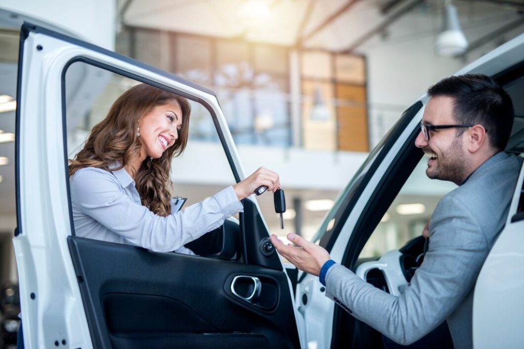 Autodealer en klant in een showroom, keuze maken voor een nieuwe auto